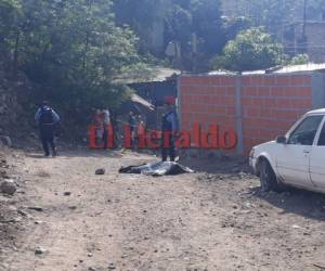 El cuerpo sin vida estaba a unos metros de la entrada por el anillo periférico de la colonia José Arturo Duarte. Foto: Stalin Irías.