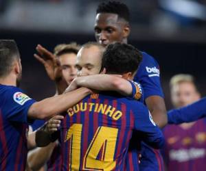 Coutinho celebrando con un fuerte abrazo el gol que anotó en el último partido de Andrés Iniesta. (AFP)