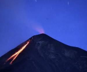 El volcán de Fuego en erupción, visto desde el municipio de Alotenang, cercano a la capital de Guatemala. Foto AFP