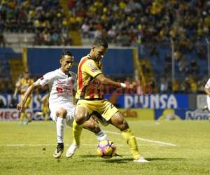 El clásico arrancó a las 7 de la noche. En la primera mitad no hubo goles.