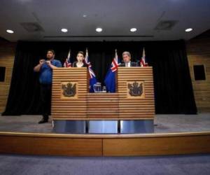 La primera ministra de Nueva Zelanda, Jacinda Ardern y el viceprimer ministro Winston Peters. (Foto: AFP)