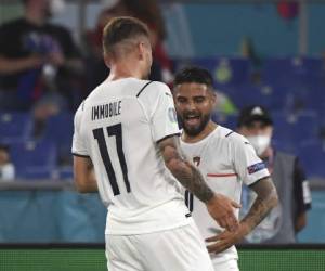 Ciro Immobile (17) y Lorenzo Insigne festejan el tercer gol de Italia en la victoria 3-0 sobre Turquía en la primera fecha del Campeonato Europeo, el 11 de junio del 2021 en Roma. El gol fue anotado por Insigne. (Alberto Lingria/Pool Photo vía AP)