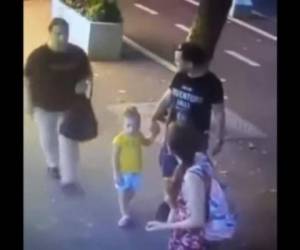 Una mujer atacó a este menor de tres años en plena calle de Georgia, Estados Unidos. Un video captó el momento. Imagen captura YouTube.