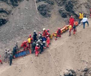El capitán de la policía Marco Llanos dijo a la prensa que el accidente ocurrió en la zona remota de la región Cusco y cayó unos 300 metros por un abismo.
