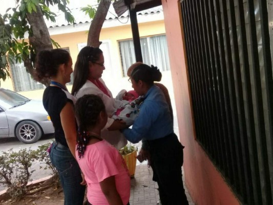 La niña fue entregada a las autoridades de la Dirección de Niñez, Adolescencia y Familia (DINAF).