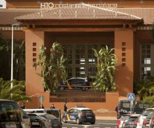 El hotel H10 Adeje Palace quedó aislado y unos 1,000 huéspedes se vieron recluidos dentro, según medios españoles y la oficina de prensa de la localidad de Adeje. Foto: AP