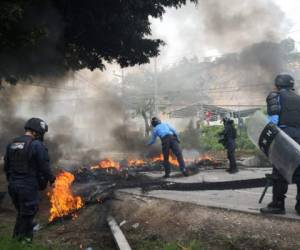 Miembros de la Policía Antimotines llegó al lugar para habilitar la calle. Foto: @HoyMismoTSI/Twitter.