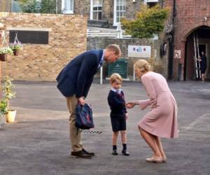Vestido por primera vez con su uniforme escolar, George parecía más tímido de lo habitual a su llegada a las puertas del centro. Foto: Twitter/Kensignton Palace