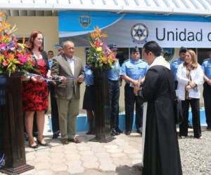 La encargada de negocios de la embajada de los Estados Unidos, Heide Fulton, y el secretario de Seguridad, Julián Pacheco, hacen el corte de cinta como señal de la inauguración de la nueva unidad. (Foto: El Heraldo Honduras)