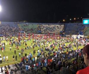 Momentos de zozobra se vivieron la noche de este sábado dentro y fuera del estadio Tiburcio Carías que dejaron luto y dolor en el fútbol hondureño.