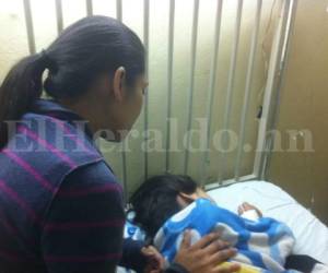 La pequeña Génesis, de solo siete años edad, junto a otras dos menores y un adulto fueron lesionados por los morteros (Foto: El Heraldo Honduras/ Noticias de Honduras)