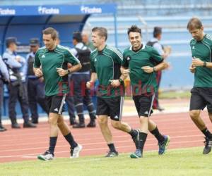 Los árbitros italianos corrieron en la cancha del estadio Olímpico Metropolitano. (Fotos: Neptalí Romero / Grupo Opsa)