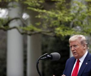 El presidente Donald Trump habla en la Rosaleda de la Casa Blanca, el martes 14 de abril de 2020, en Washington. Foto: Agencia AFP.