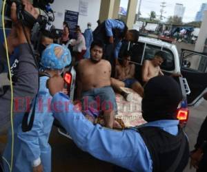 Tres de los privados de libertad heridos fueron trasladados al Hospital Escuela de Tegucigalpa, ciudad capital de Honduras. Fotos: Efraín Salago/EL HERALDO.