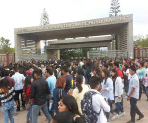Miles de estudiantes llegaron desde tempranas horas a la máxima casa de estudios de Honduras (Foto: Jimmy Argueta/EL HERALDO)