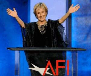 La actriz Cloris Leachman hace un gesto para el galardonado Mel Brooks, en el público, durante la 41ª gala a la trayectoria de The American Film Institute el 6 de junio de 2013 en Los Angeles.