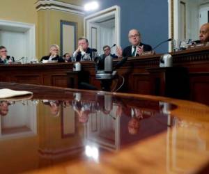 El presidente del Comité de Reglas de la Cámara de Representantes, Jim McGovern, hace una declaración de clausura. Foto: AFP.