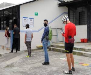 La gente hace cola para votar en una mesa de votación durante la segunda vuelta de las elecciones presidenciales en Quito, el 11 de abril de 2021. Foto: Agencia AFP.