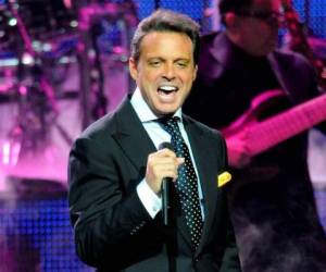 Luis Miguel no permitió que el incidente arruinara sus vacaciones, por lo que fue al doctor para que le prescribiera medicamentos y le inmovilizara el pie con una bota. Foro Redes