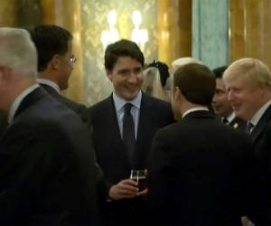 En una grabación realizada durante un convite el martes por la noche en el Palacio de Buckingham, se veía al primer ministro de Canadá, Justin Trudeau, con el presidente de Francia, Emmanuel Macron; el primer ministro británico, Boris Johnson; el primer ministro de Holanda, Mark Rutte. Foto: AFP