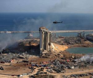 Según las autoridades, unas 2,750 toneladas de nitrato de amonio, almacenado 'sin medidas de seguridad' en el puerto de Beirut, son el origen de la potente explosión. Foto: AFP