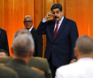 El presidente venezolano Nicolás Maduro gesticula para decir a los líderes militares que mantengan los ojos abiertos hacia el final de una conferencia de prensa en el palacio presidencial de Caracas. (Foto: AP)
