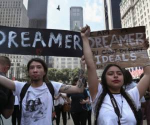 Los más de 800 mil jóvenes que pertenecen al programa DACA conocerán su futuro en el país estadounidense hasta el próximo año. Foto AFP