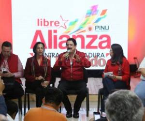 Manuel Zelaya y varios miembros del partido Libre ofrecieron una conferencia de prensa. Foto: Johnny Magallanes/EL HERALDO