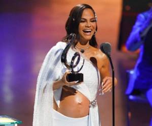 Natti Natasha exhibió su embarazo de seis meses en el escenario de Premios Lo Nuestro. FOTO:AP