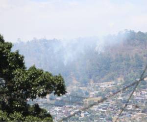 Ahora es más frecuente que se reporten incendios forestales en la capital, desde las montañas salen enormes columnas blancas de humo.