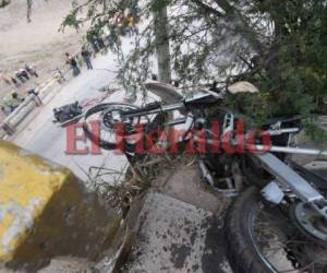 El joven que conducía la motocicleta murió instantáneamente, su madre que ya fue trasladada a un centro asistencial, perdió la pierna izquierda. Fotos Emilio Flores/EL HERALDO