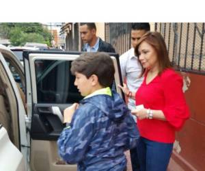 Ana Lucía Acosta fue acompañada por sus hijos y su esposo, Luis Zelaya. Foto: Yoni Bustillo