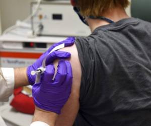 Un paciente inscrito en las pruebas clí­nicas de una vacuna para el Covid-19 de Pfizer recibe una inyección en Maryland. Foto: AP.