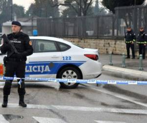 Hasta el momento no se tiene ninguna pista tras el ataque en este pequeño país que se unió a la OTAN en 2017 pese a la oposición de gran parte de la población. Foto: Agencia AFP