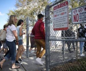 Hoy, por primera vez desde el tiroteo que mató a 17 personas el 14 de febrero, se permitió a estudiantes y padres en el campus por primera vez. La policía arrestó al ex alumno de 19 años Nikolas Cruz. Foto AFP