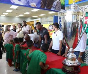 Cientos de seguidores del Marathón asistieron a la presentación de la Copa Presidente ganada por el club Verdolaga (Foto: Delmer Martínez/OPSA)