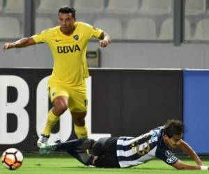 Edwin Cardona de Boca Juniors en acción ante Alianza en Lima por la Copa Libertadores.