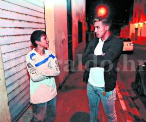 Michael Chirinos, jugador de Olimpia, junto a Guelo, el niño de la calle que soñaba con conocerlo. (Fotos: Fredy Rodríguez / Grupo Opsa)