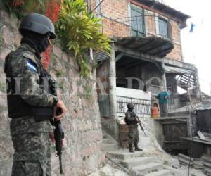 Miembros de la Policía Militar y Fusina realizan varios operativos en el centro de la capital de Honduras (Foto: Mario Urrutia/EL HERALDO)