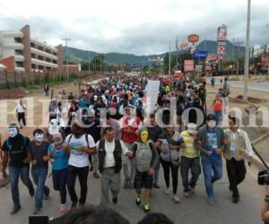 Los estudiantes que mantenían las tomas desalojaron y se dirigieron a las instalaciones del Comisionado Nacional de los Derechos Humanos, foto: Mario Urrutia/El Heraldo.