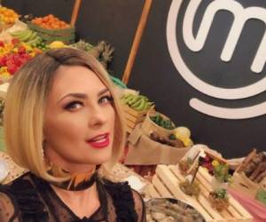 Aracely Arámbula posa en el set del programa Master Chef Latino. Foto cortesía Instagram