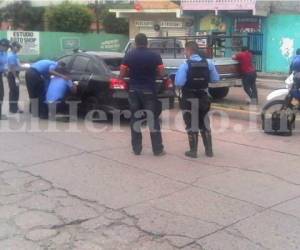 En este vehículo marca Toyota se habrían transportado los asesinos de médico y profesor en colonia Santa Cecilia de Comayagüela. Foto: El Heraldo