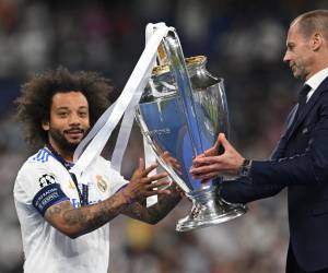El presidente de la UEFA, Aleksander Ceferin, entrega el trofeo de la Liga de Campeones al defensor brasileño del Real Madrid, Marcelo.