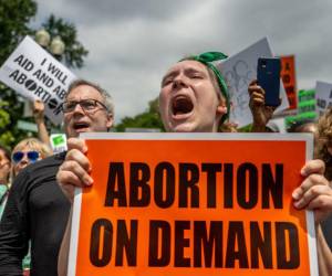 Cientos de personas protestan frente a la Corte Suprema de EEUU tras el fallo histórico de revocar el derecho constitucional al aborto.
