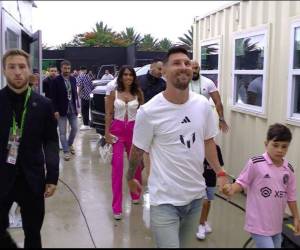 Con una camiseta blanca de su marca, jeans azul y tenis blancos, Lionel Messi realizó su arribo al DRV PNK Stadium para reanudar su presentación con el Inter Miami.