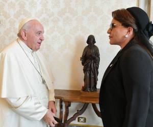 Presidenta Xiomara Castro se reúne con el papa Francisco y abordan migración y pobreza