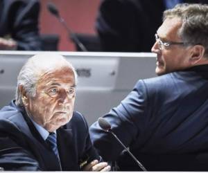 Joseph Blatter renuncia a la presidencia de la FIFA.