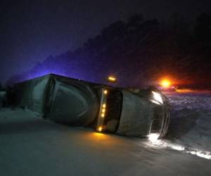 Las malas condiciones de los caminos hicieron volcar a un camión con acoplado en Georgetown, Delaware (Mark Wilson/Getty Images/AFP)