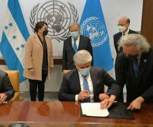 El canciller Eduardo Enrique Reina y el enlace de la ONU, Miroslav Jenca, firmaron el memorándum, que no necesita ser remitido al Congreso porque no es un tratado.