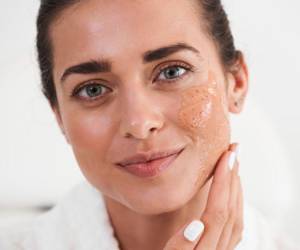 Exfolie su piel dos o tres veces por semana, como máximo. No abuse, busque el producto ideal (indicado por un dermatólogo) y tenga cuidado con la técnica.